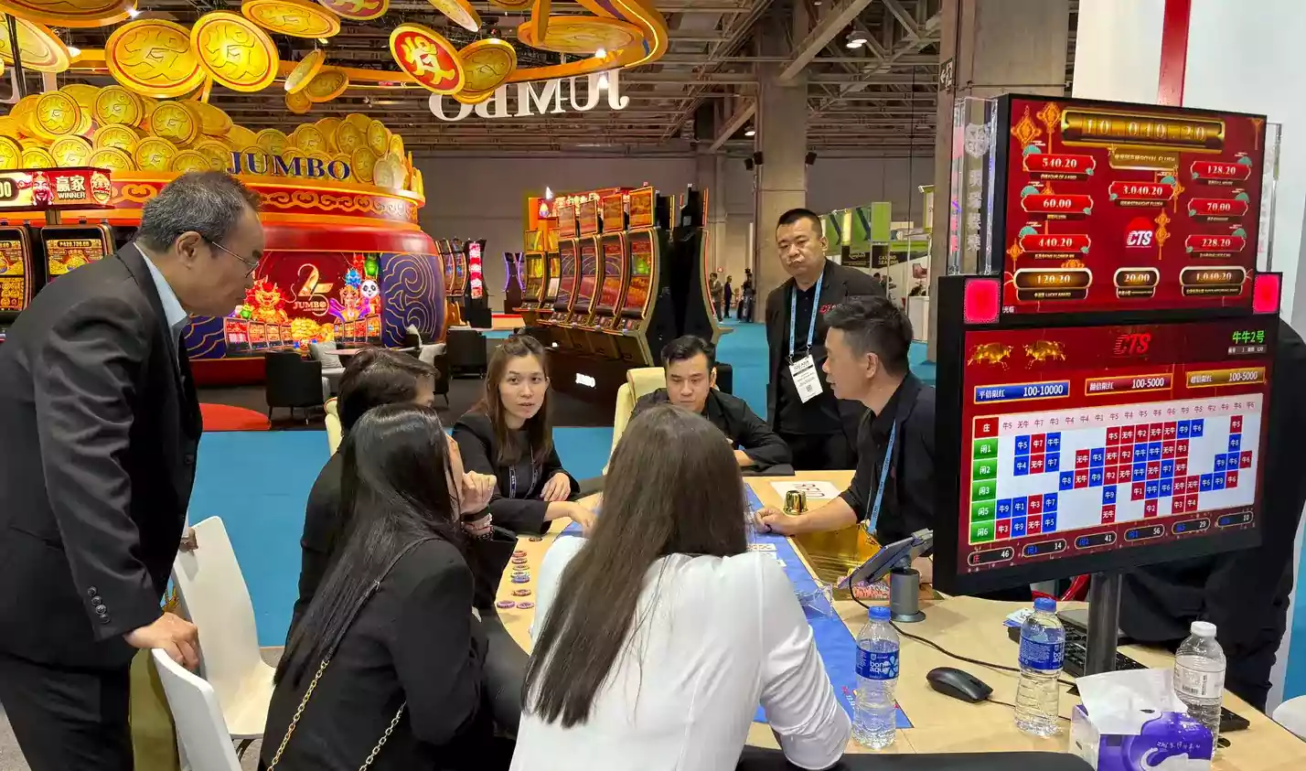 Équipe CTSOK échangeant avec des professionnels du casino